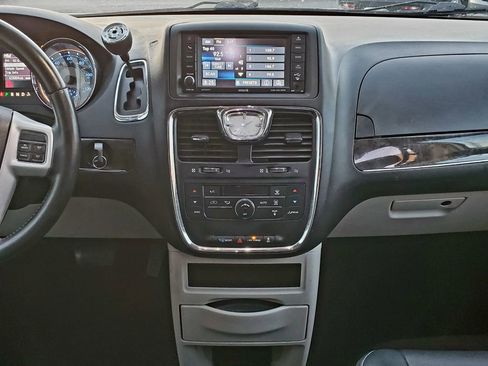 Used 2015 Chrysler Town & Country Touring FWD image 22