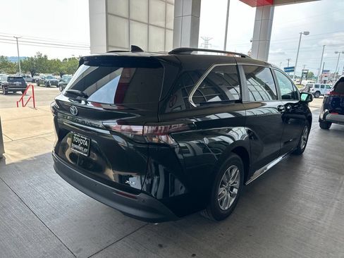 Certified 2025 Toyota Sienna XLE FWD image 7