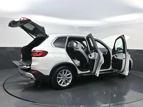 Used 2023 BMW X5 xDrive40i w/ Premium Package AWD/4WD image 42