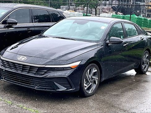 Used 2025 Hyundai Elantra SEL FWD image 3