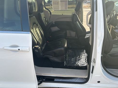 Used 2024 Chrysler Pacifica Touring-L image 20