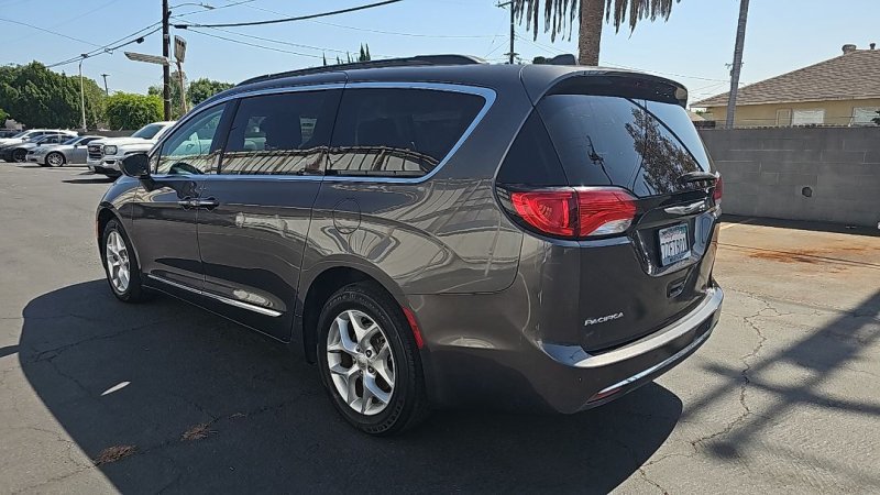 Used 2017 Chrysler Pacifica Touring-L w/ Tire & Wheel Group FWD image 5