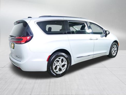 Used 2023 Chrysler Pacifica Limited AWD/4WD image 7