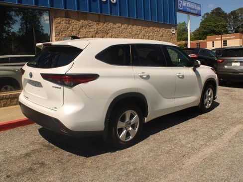 Used 2022 Toyota Highlander LE image 3