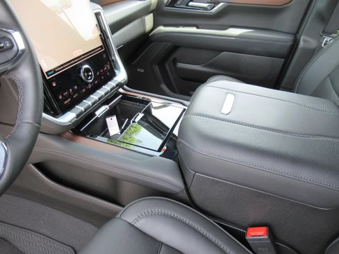 Used 2025 GMC Yukon Denali AWD/4WD image 16