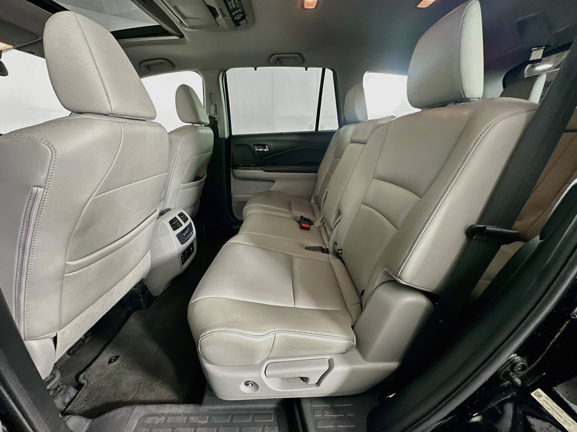 Used 2016 Honda Pilot Touring image 30