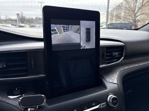 Used 2020 Ford Explorer Platinum w/ Premium Technology Package image 25