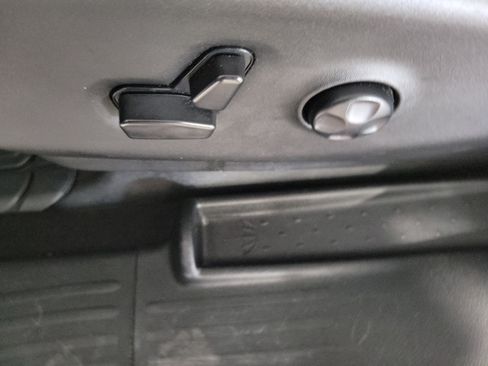 Used 2024 Chrysler Pacifica Limited FWD image 23