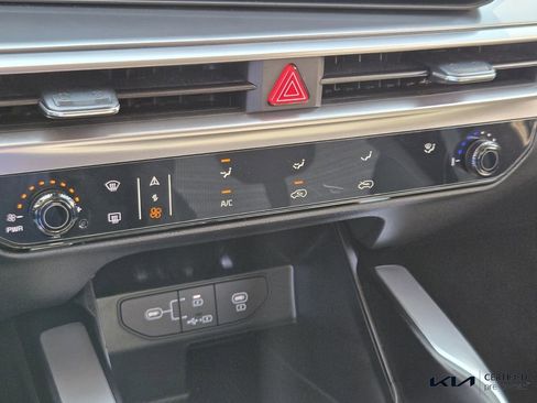 Certified 2025 Kia Sorento LX image 24