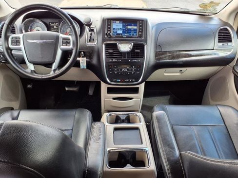 Used 2012 Chrysler Town & Country Touring-L w/ Driver Convenience Group image 11