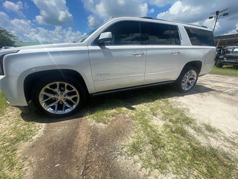 Used 2019 GMC Yukon XL Denali w/ Denali Ultimate Package AWD/4WD image 3