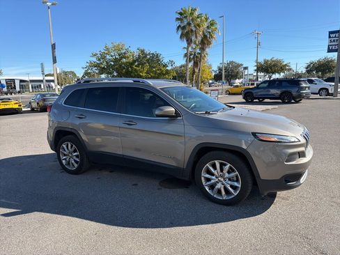 Used 2017 Jeep Cherokee Limited image 3