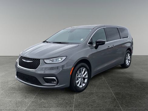 Used 2025 Chrysler Pacifica Select image 3