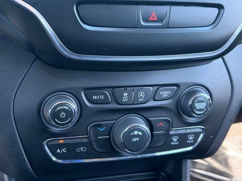 Used 2020 Jeep Cherokee Latitude w/ Cold Weather Group AWD/4WD image 24