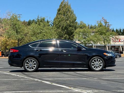 Used 2017 Ford Fusion SE w/ Fusion SE Technology Package FWD image 6