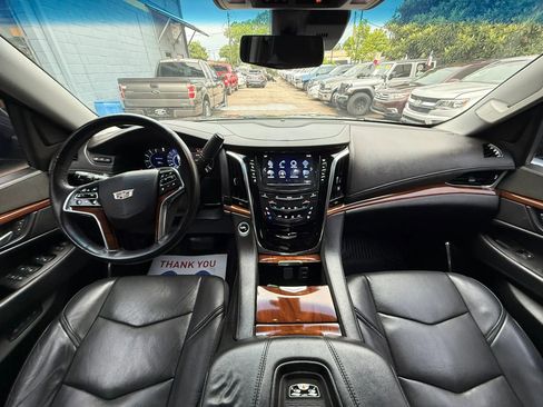Used 2017 Cadillac Escalade Luxury RWD image 8
