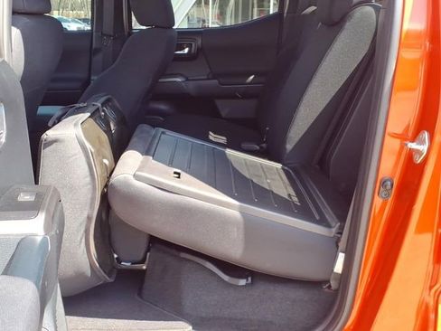 Used 2017 Toyota Tacoma SR5 AWD/4WD image 18