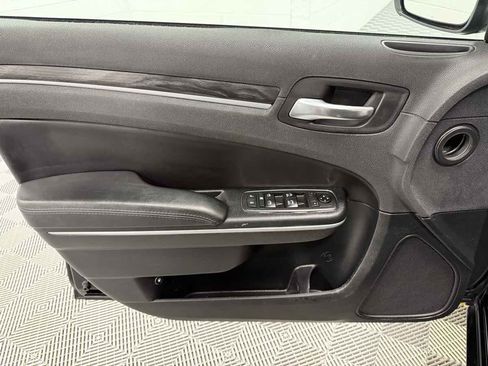 Used 2019 Chrysler 300 Touring w/ Sport Appearance Package image 9