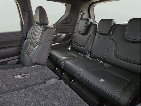 Used 2025 Nissan Armada PRO-4X image 11