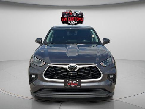 Used 2024 Toyota Highlander LE FWD image 2