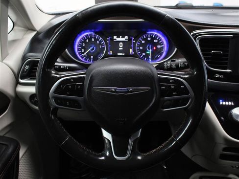 Used 2019 Chrysler Pacifica Touring-L FWD image 14