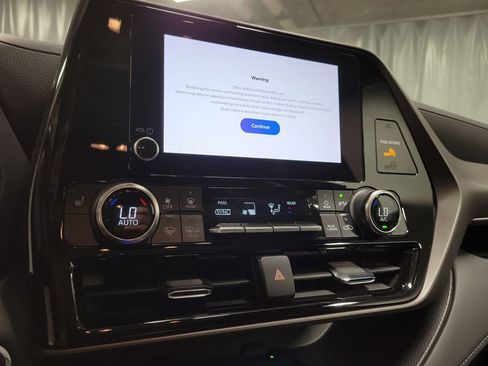 Used 2023 Toyota Highlander XLE AWD/4WD image 16