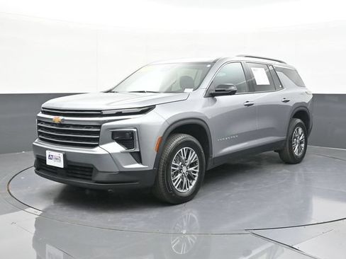 Used 2025 Chevrolet Traverse LT w/ Driver Confidence Package FWD image 3