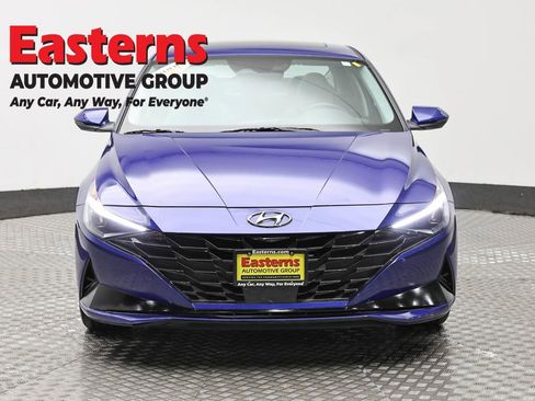 Used 2023 Hyundai Elantra Limited w/ Preferred Accessory Package FWD image 2