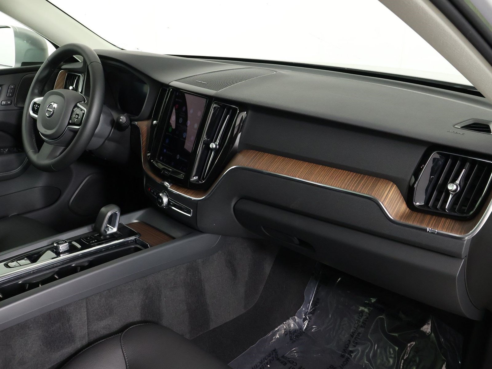 Certified 2023 Volvo XC60 T8 Plus AWD/4WD image 22