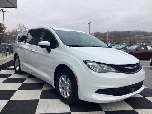 Used 2022 Chrysler Voyager LX image 4