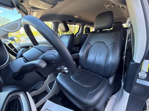 Used 2017 Chrysler Pacifica Touring-L FWD image 24