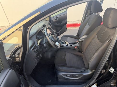 Used 2020 Nissan Leaf SV w/ SV Technology Package FWD image 11
