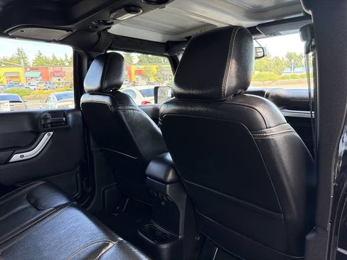 Used 2015 Jeep Wrangler Unlimited Rubicon w/ Dual Top Group AWD/4WD image 23