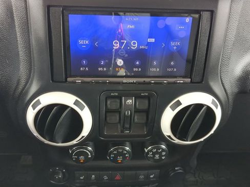 Used 2015 Jeep Wrangler Unlimited Sahara image 12
