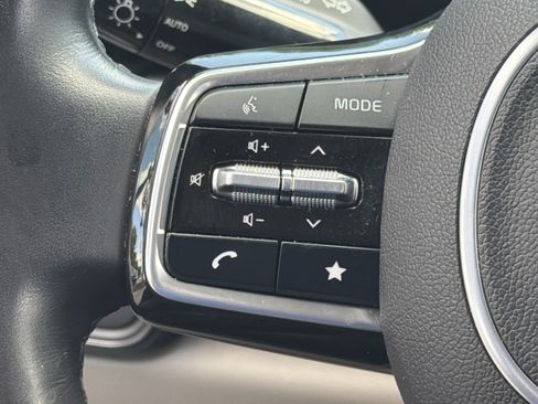 Certified 2025 Kia Carnival FWD image 11