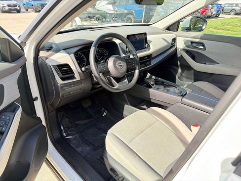Used 2023 Nissan Rogue SV AWD/4WD image 2