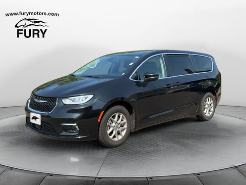 Used 2023 Chrysler Pacifica Touring-L FWD image 8