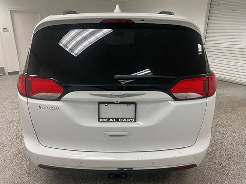 Used 2017 Chrysler Pacifica Limited image 6