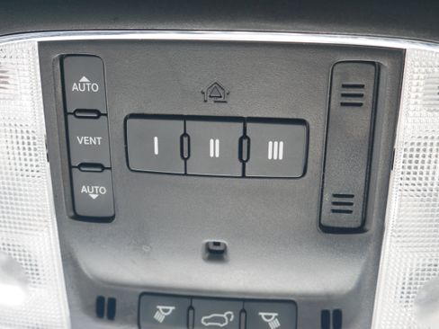 Used 2022 Jeep Grand Cherokee Laredo X AWD/4WD image 30