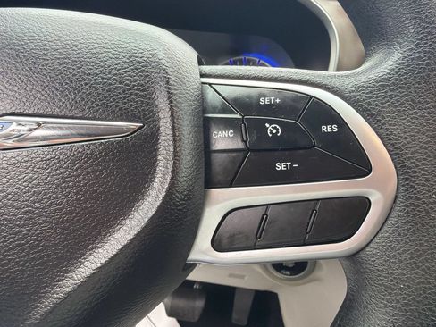 Used 2018 Chrysler Pacifica Touring Plus FWD image 27