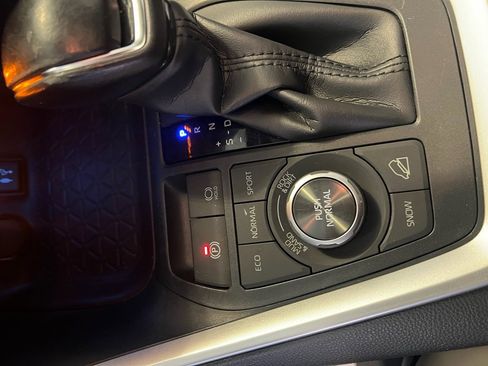 Used 2019 Toyota RAV4 Limited image 11