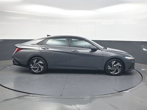Used 2025 Hyundai Elantra Limited FWD image 3