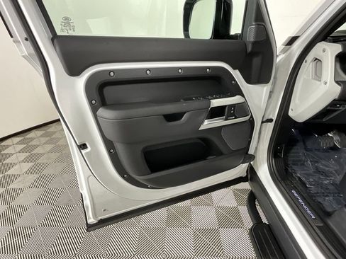 Certified 2024 Land Rover Defender 110 X-Dynamic SE image 17