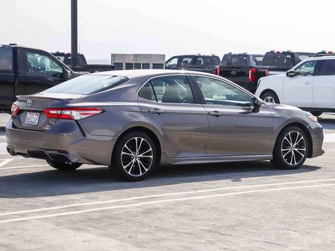 Used 2018 Toyota Camry SE FWD image 4