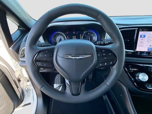 Used 2025 Chrysler Pacifica Limited FWD image 12