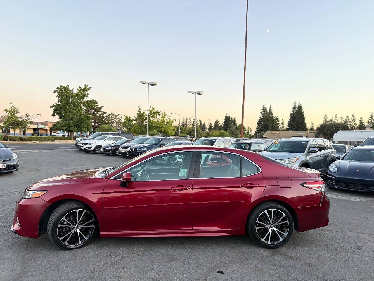 Used 2018 Toyota Camry SE FWD image 4