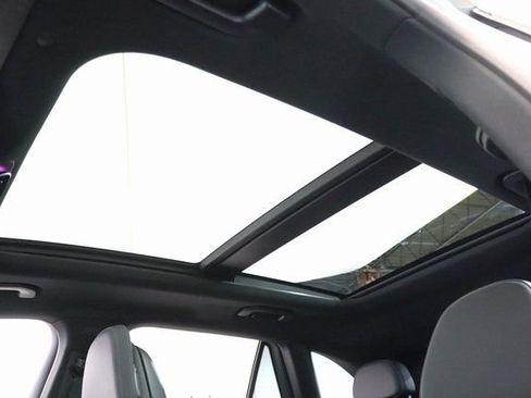 Used 2025 Mercedes-Benz GLC 300 4MATIC image 9