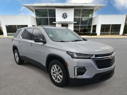 Used 2022 Chevrolet Traverse LS image 1