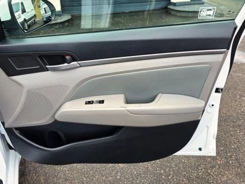 Used 2017 Hyundai Elantra SE FWD image 34