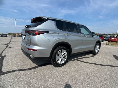 Used 2025 Mitsubishi Outlander ES image 11
